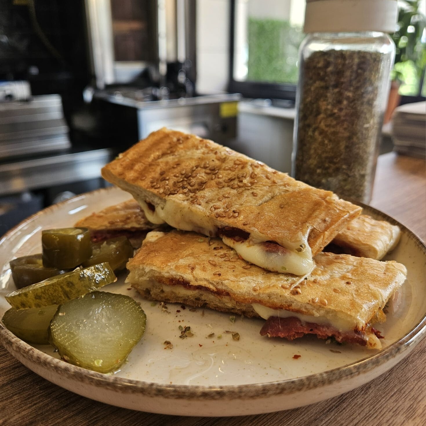 Tam Ekmek Arası Kaşar Peyniri Ve Sucuklu Tost