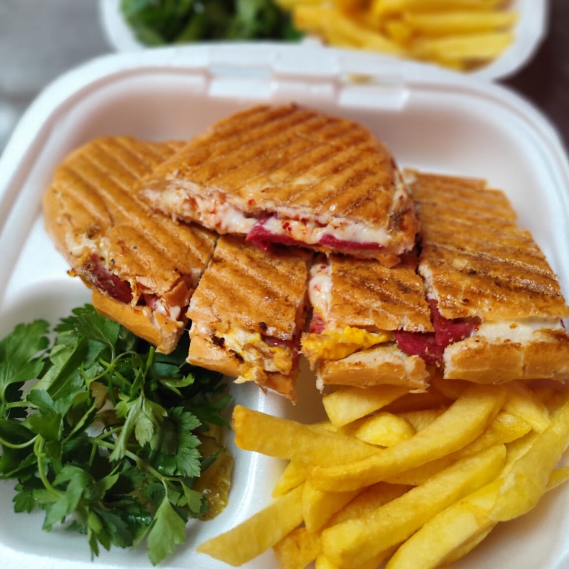 Sosisli Atom Tost(yumurtalı)