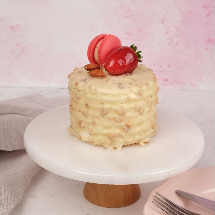 Beyaz Kremalı Çilek Bademli Pasta