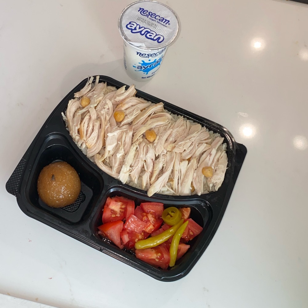 Menü tavuklu nohutlu pilav+ Ayran+Tatlı ikram