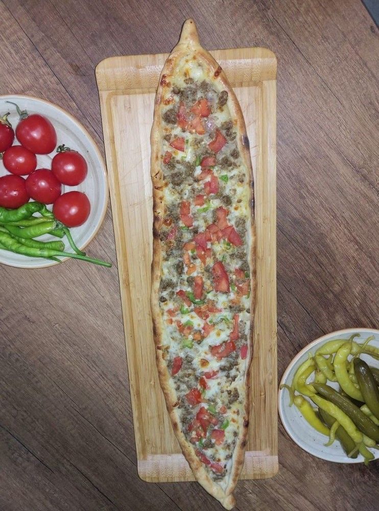 Kıymalı Kaşarlı Domatesli Biberli Pide