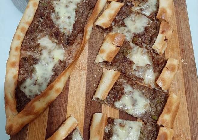 Sade Kıyma Kaşarlı Pide