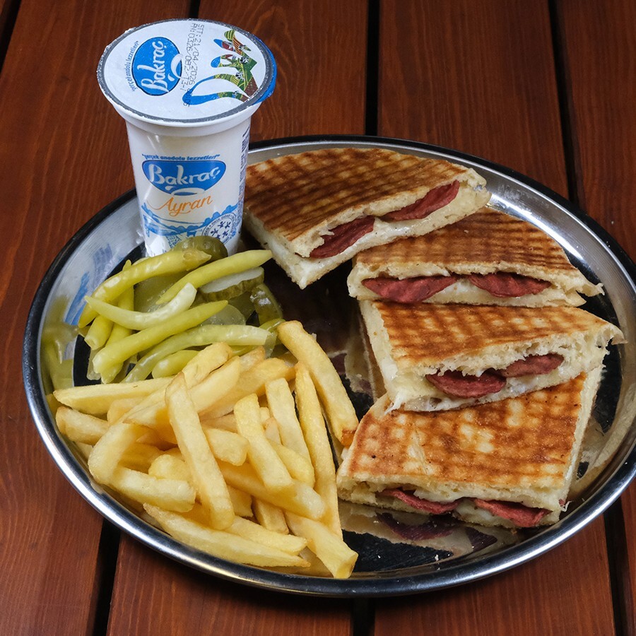 Kaşarlı Sucuklu Domatesli