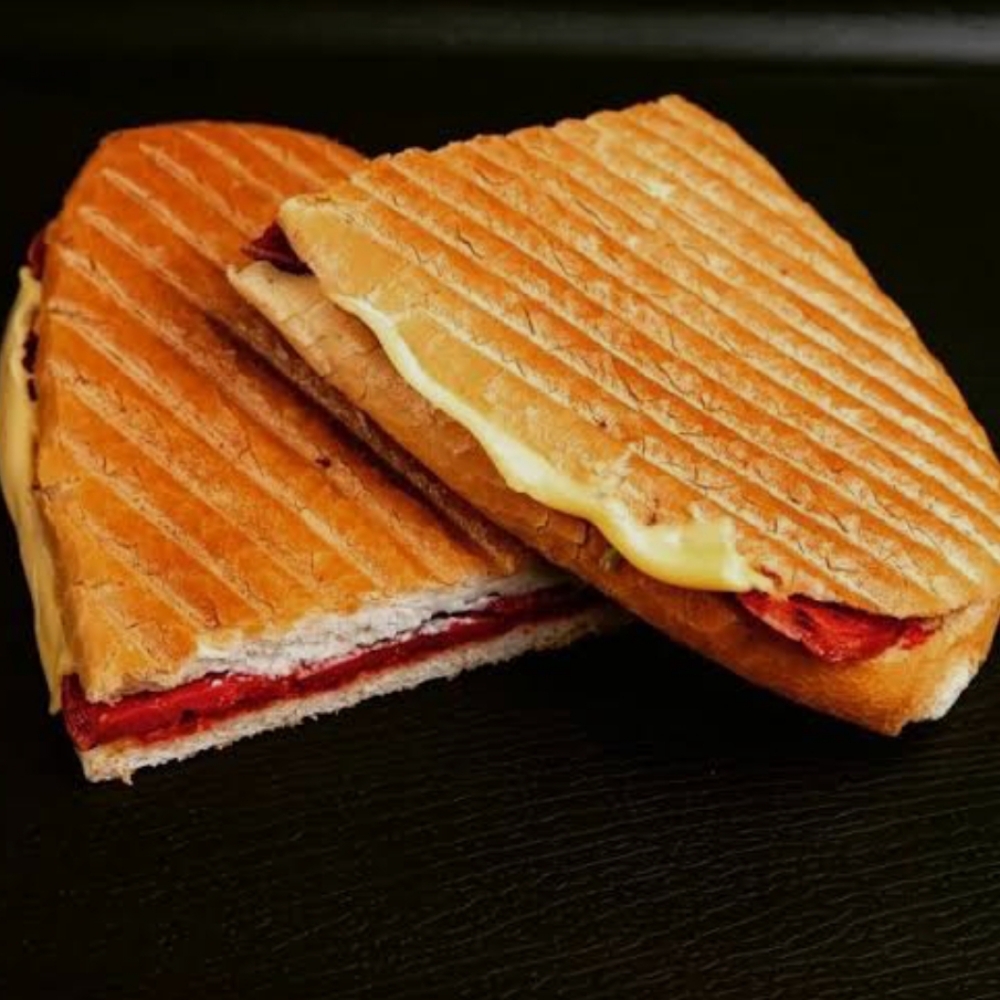 Piliç Sucuklu Tost