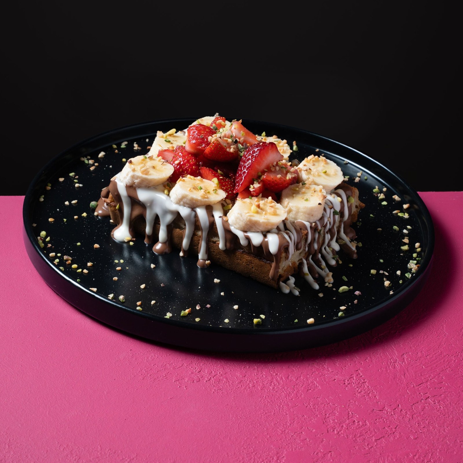 Sütlü Beyaz Çikolatalı Muzlu Çilekli Waffle