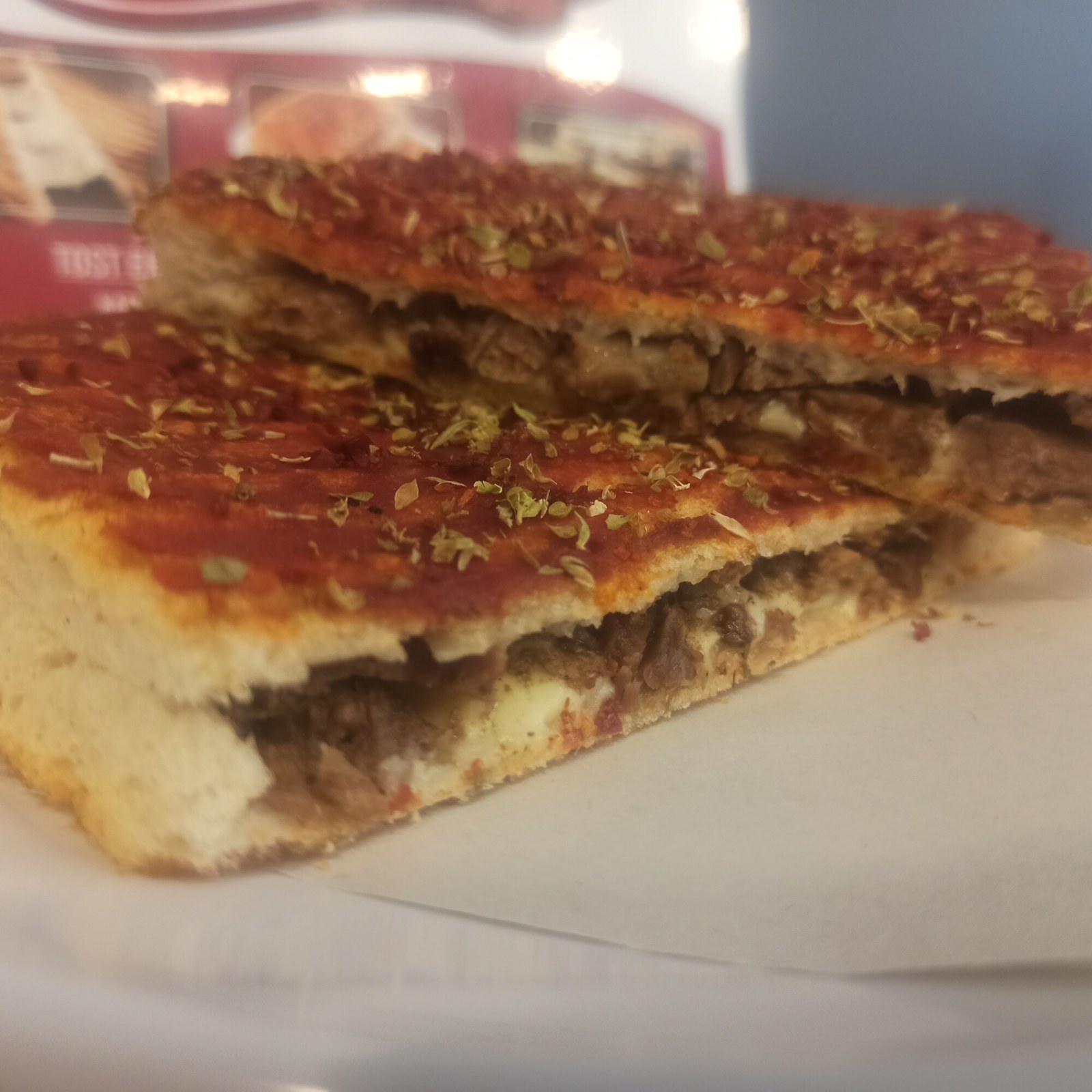 Kaşar Peynirli Kavurmalı Bazlama Tost