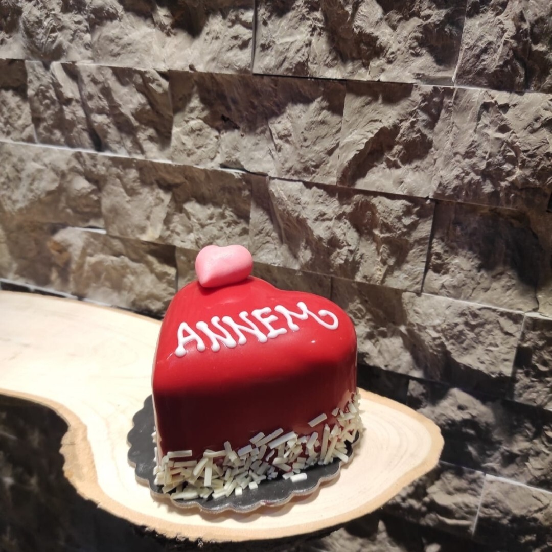 Anneler gününde özel pasta