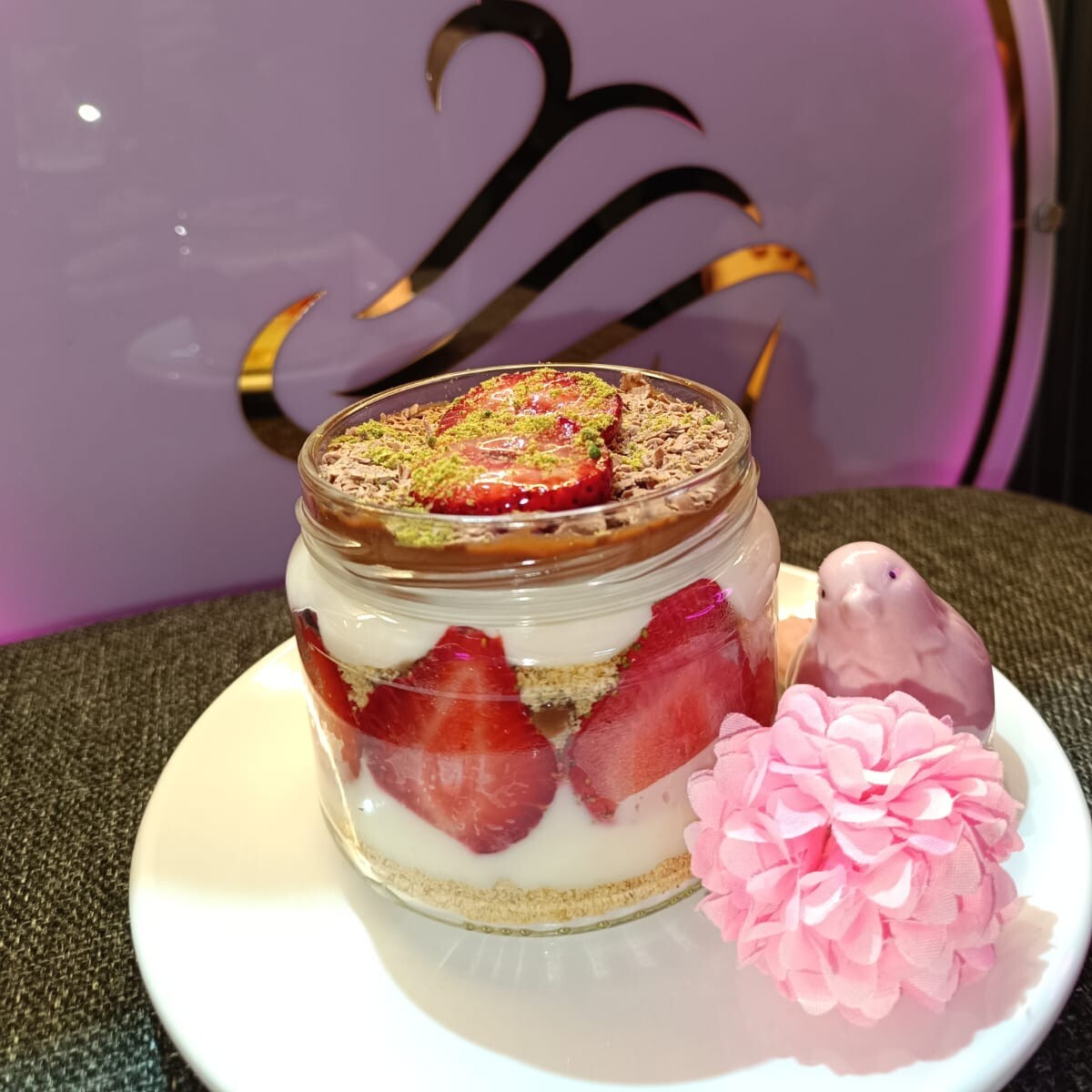 Çikolata Soslu Çilekli Magnolia 330GR CAM KAVANOZ