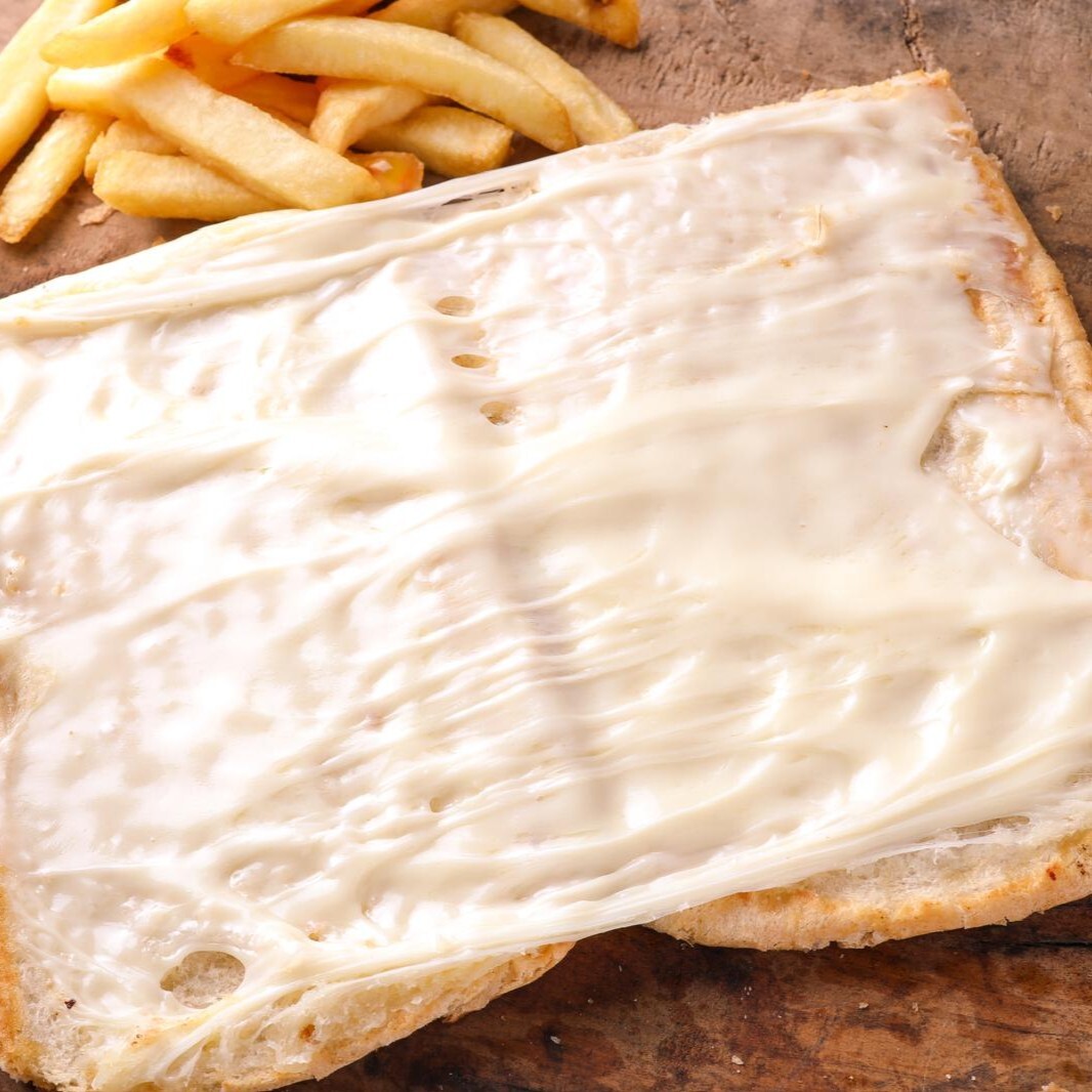 Yarım Ekmeğe Bol Kaşarlı Tost Menü