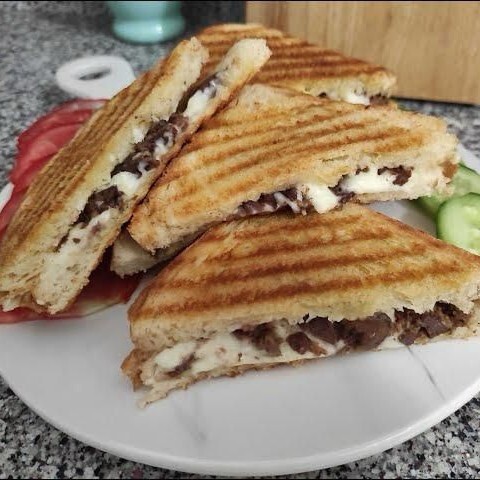 Üç Çeyrek Kavurmalı Tost