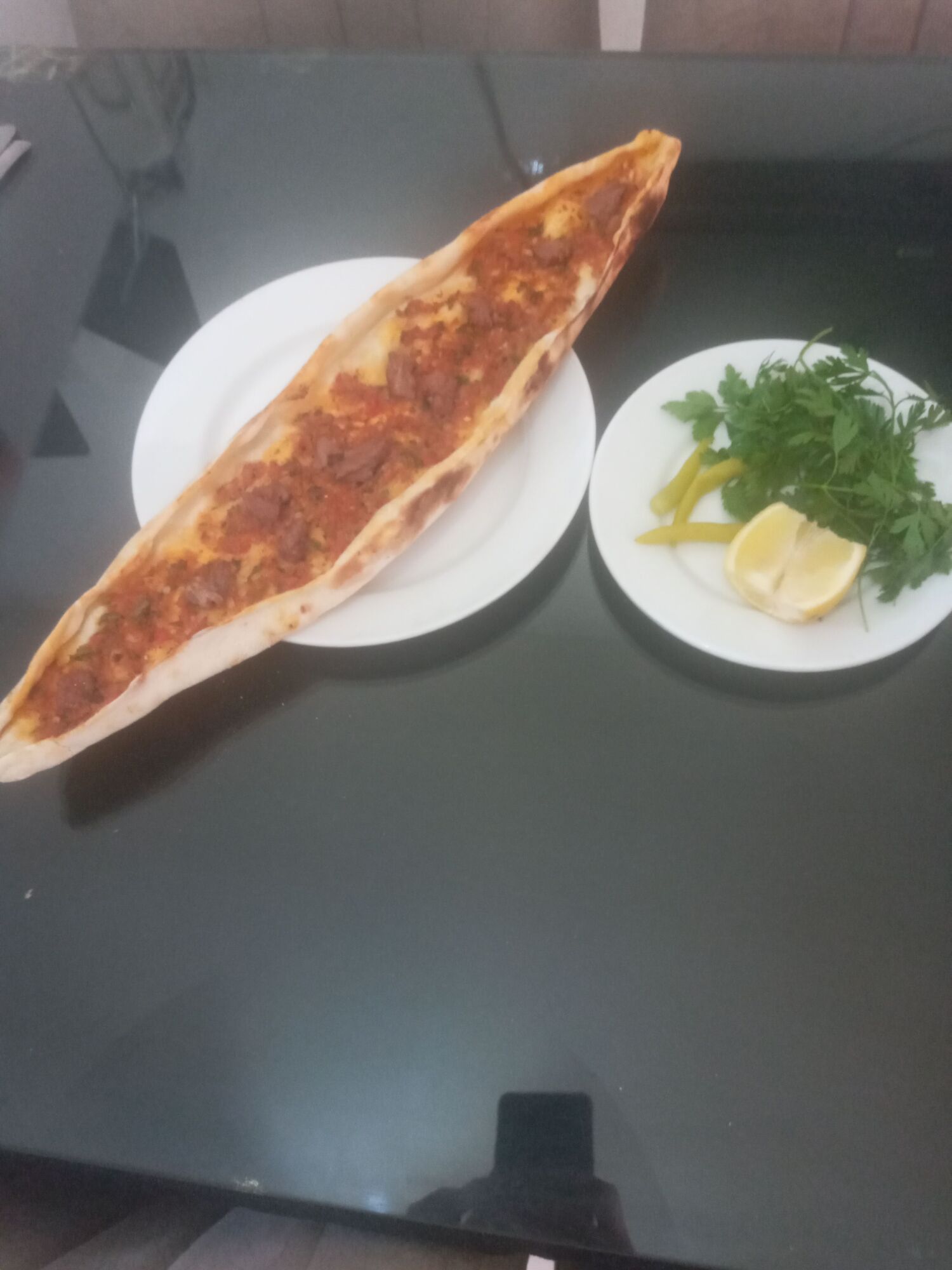 Kuşbaşılı Pide MAYDANOZ LIMON VE TURSU ILE BIRLIKTE