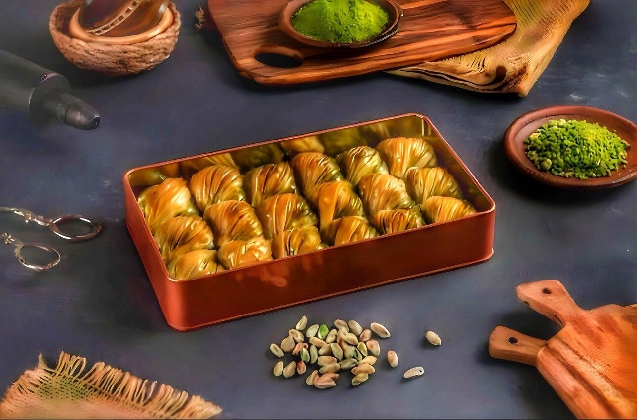 Fıstıklı Midye Tatlısı Hediyelik Kutu 18 Adet ( 1.390 Gr. )