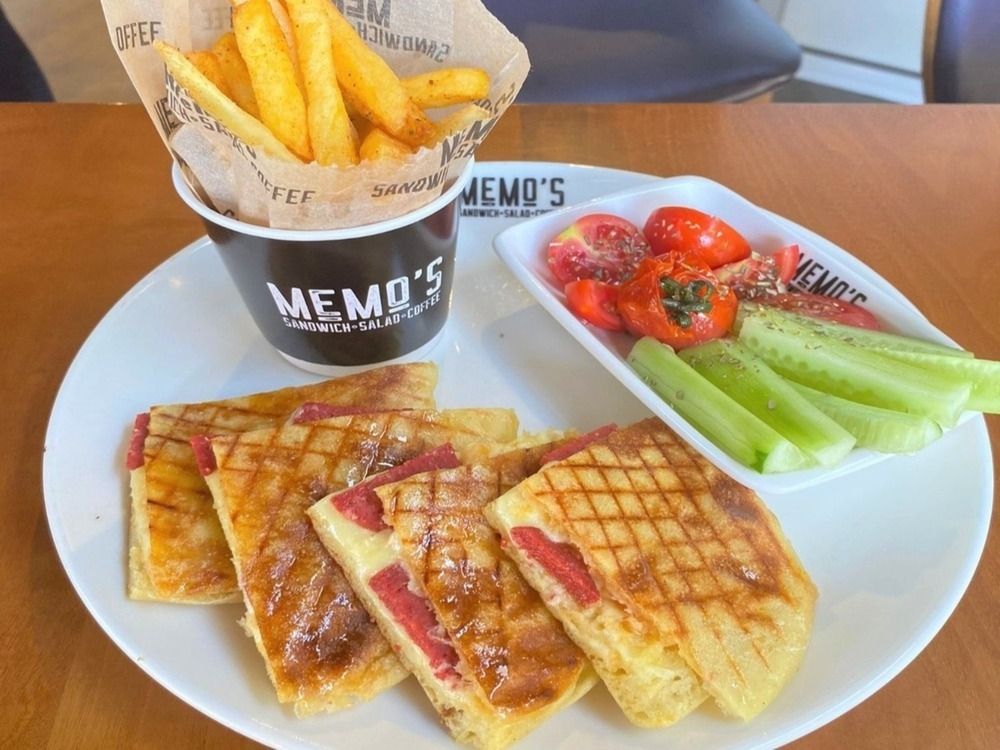 Kaşarlı Sucuklu Bazlama Tost