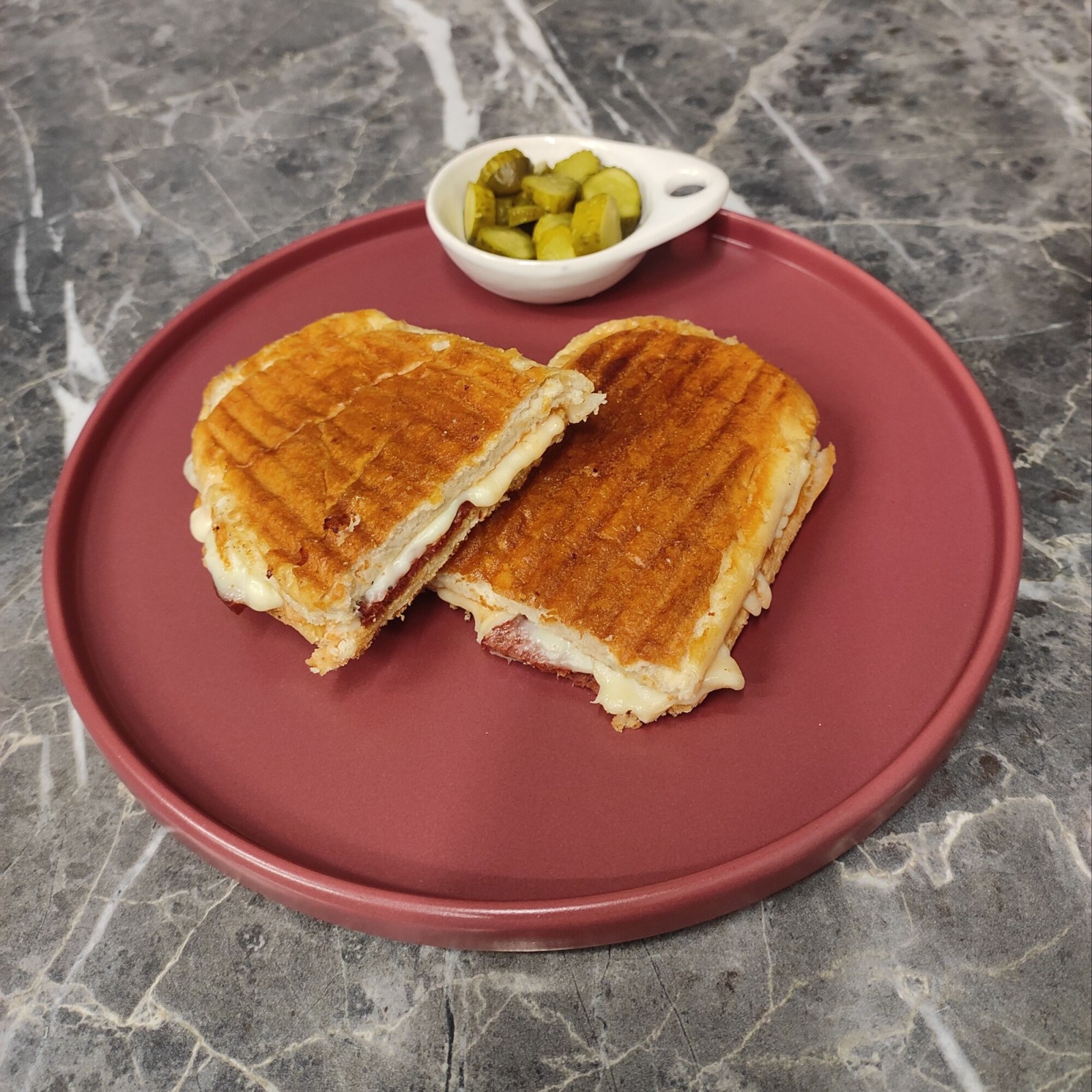 Sucuklu Kaşarlı Tost Menü
