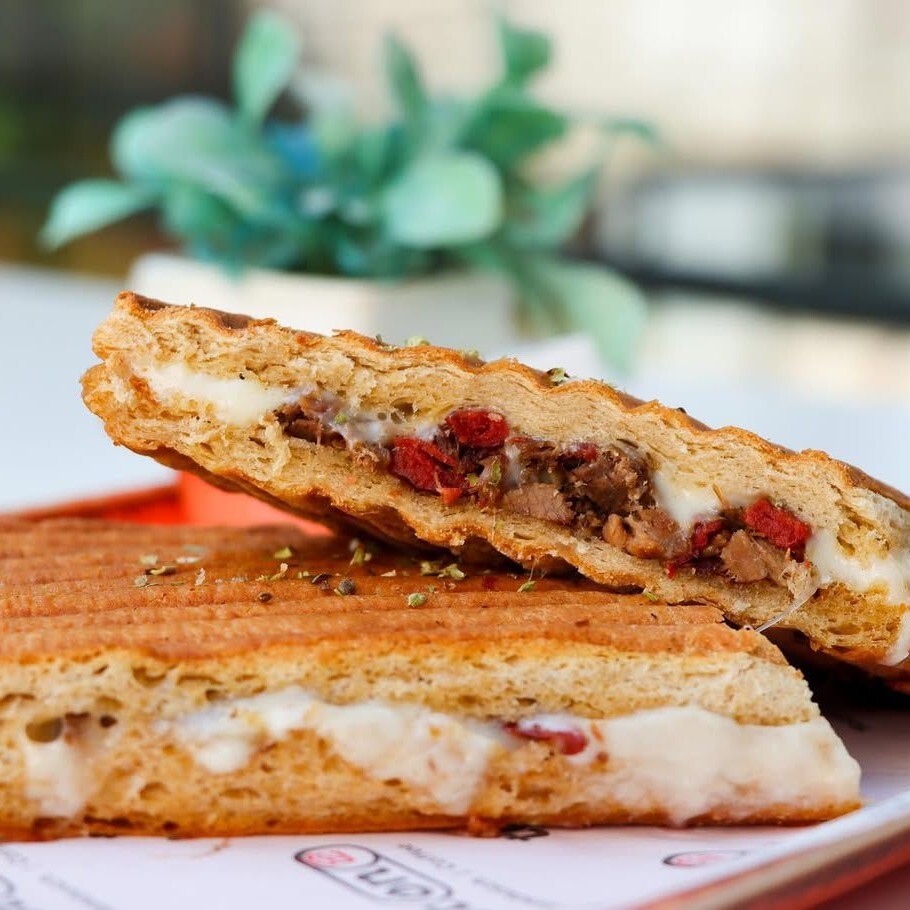 Kavurma Sucuk Kaşarlı Tost