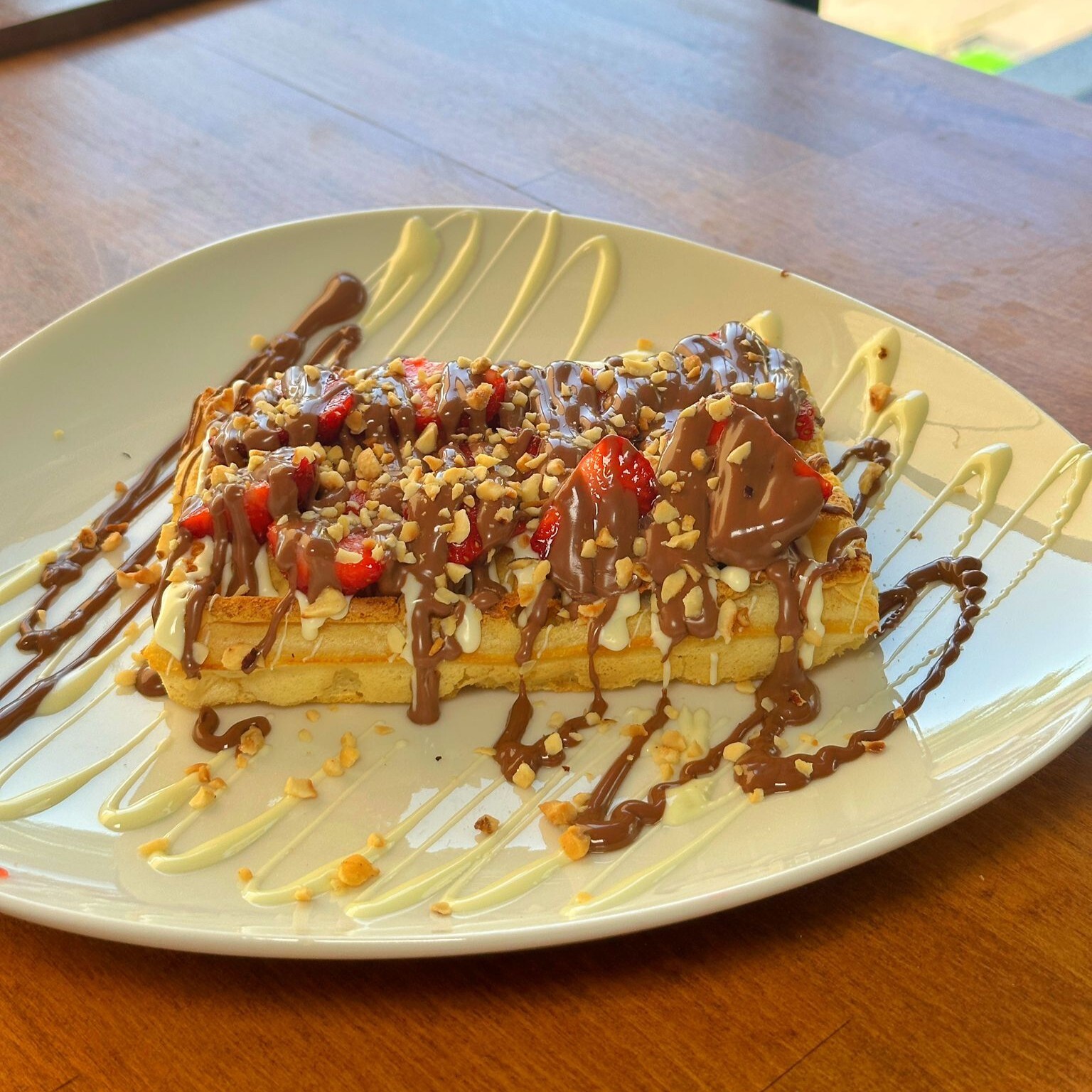 Beyaz ve Sütlü Çikolatalı Çilek Waffle