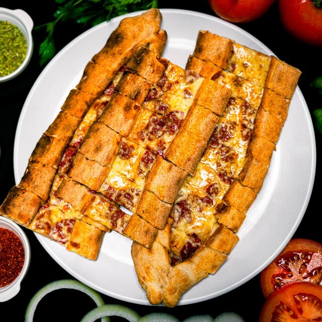 Kaşarlı Sucuklu Pide