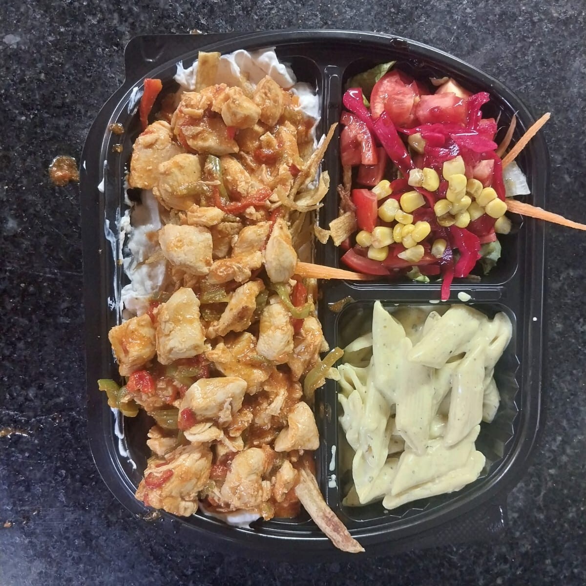 Tavuk Çökertme (Sade Yoğurtlu) Menü (makarna + salata + turşu )