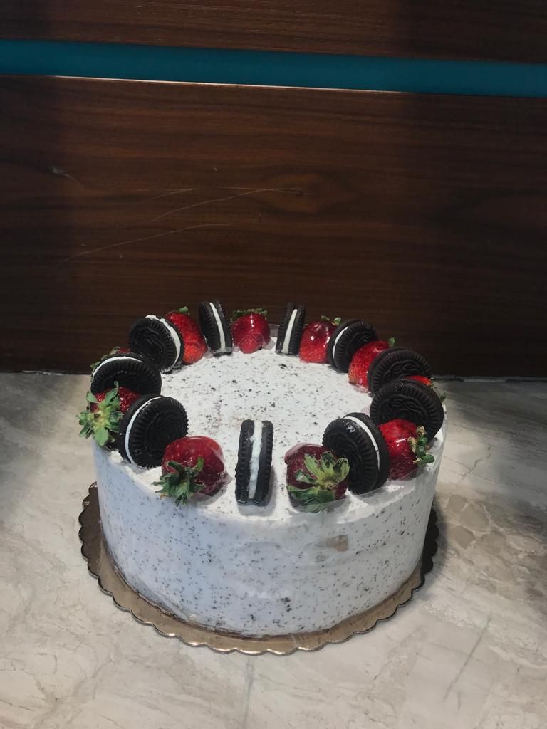Çilekli Muzlu Oreolu Pasta (10-12 Kişilik)