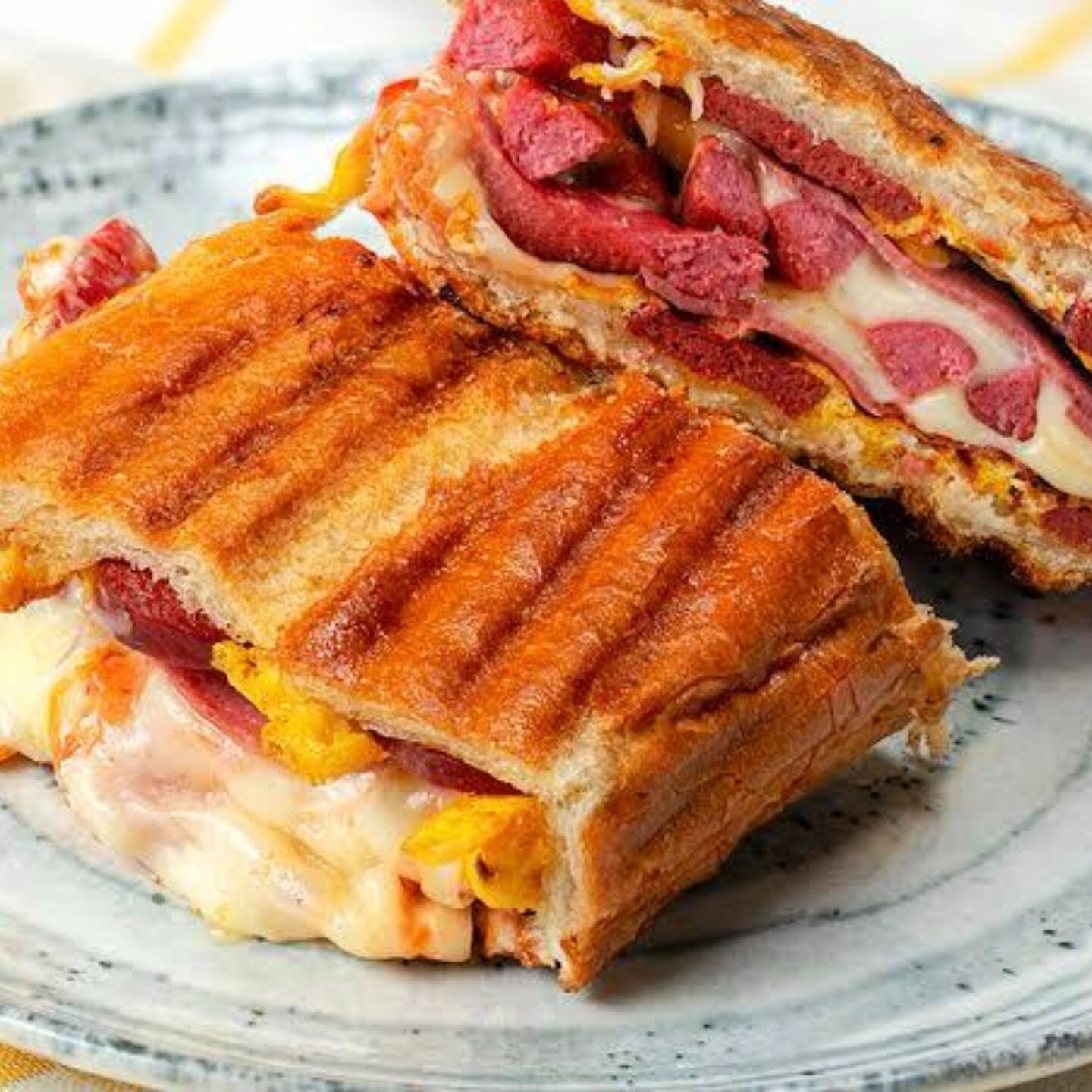 SOSİSLI KAŞARLI TOST + Coca-Cola 1 Lt