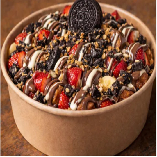 Oreo Kova Waffle | Belçika Waffle, Oreo Parçaları & Çikolata Sosu