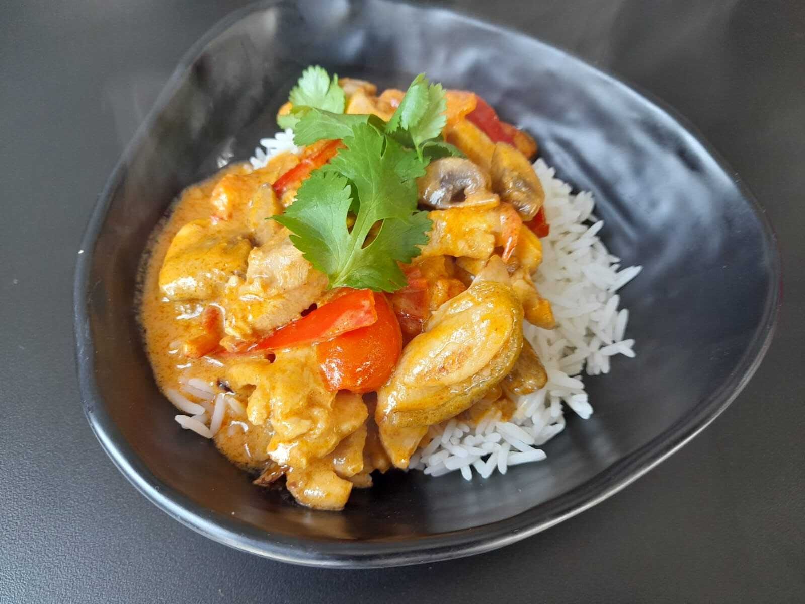 Tom Yum Soslu Tavuk Buharda Pişmiş Pilav İle