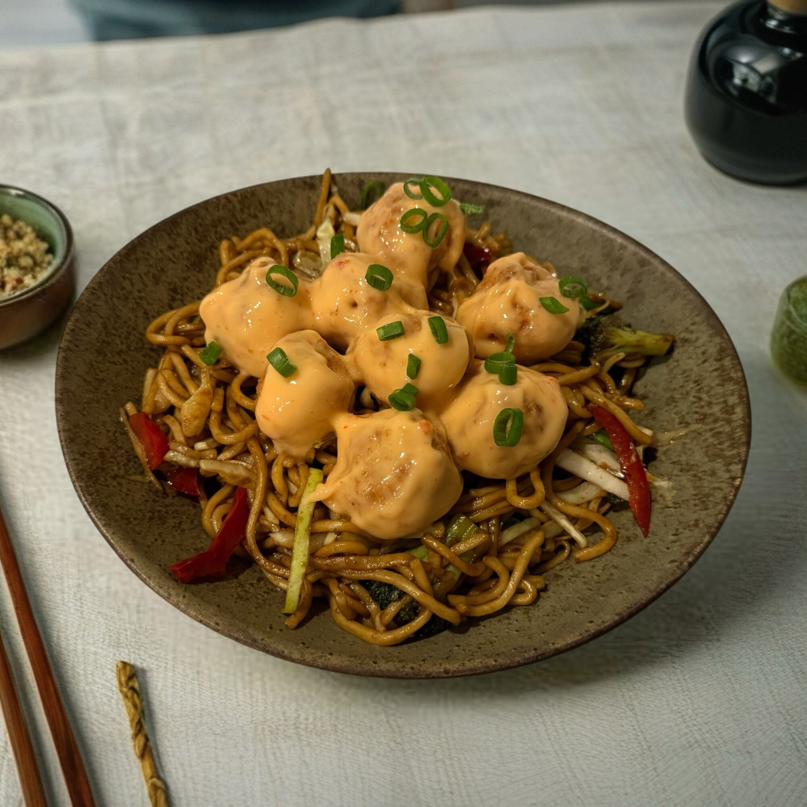 Sebzeli Noodle Üstü Dynamite Chicken