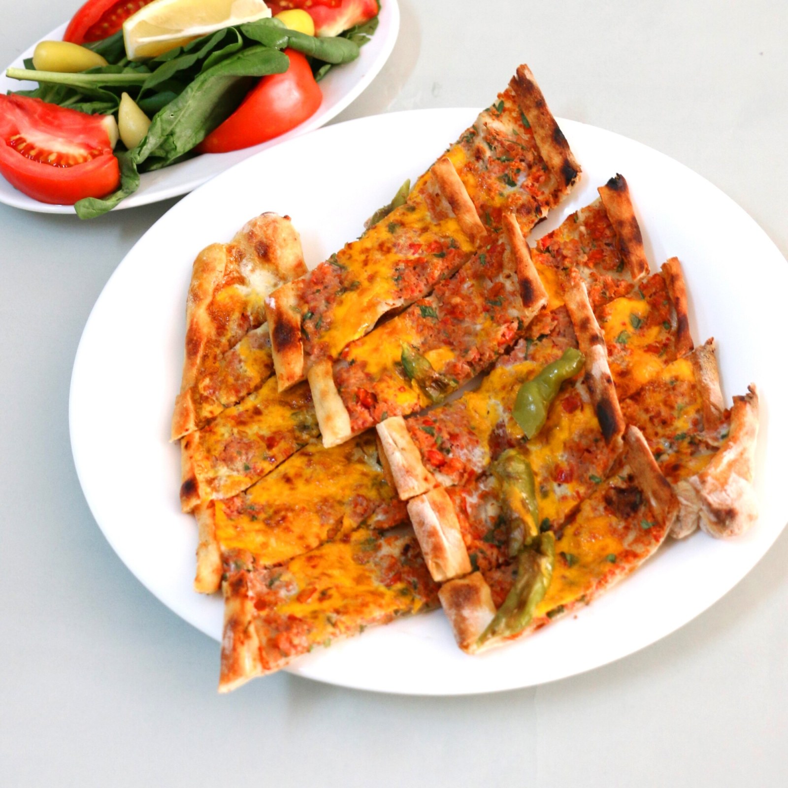 Kıymalı Yumurtalı Pide