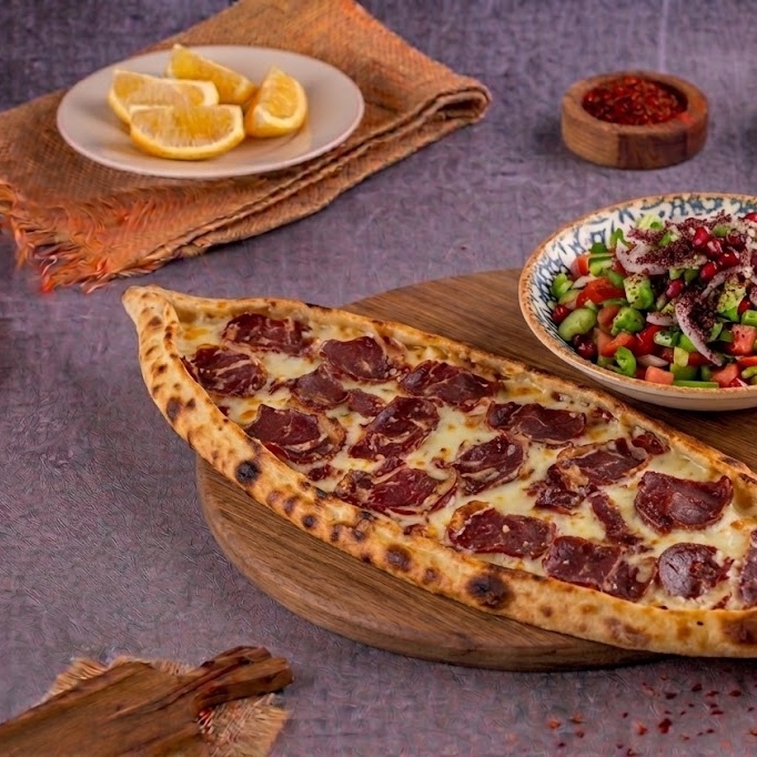 Peynirli Pastırmalı Pide
