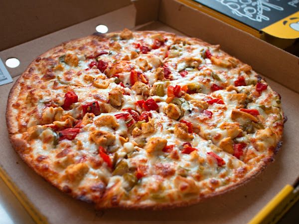 Acılı Tavuklu Pizza