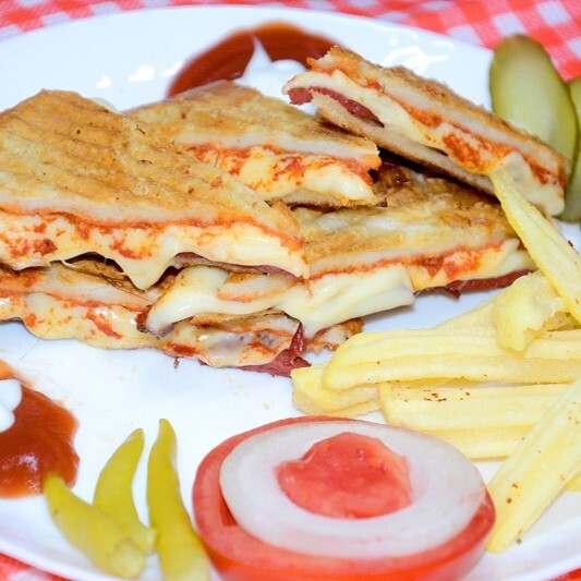 yarım Susamli tost ekmeğinde sucuklu tost