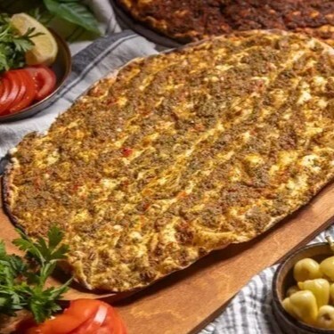 Antep Usulü Sarımsaklı Lahmacun