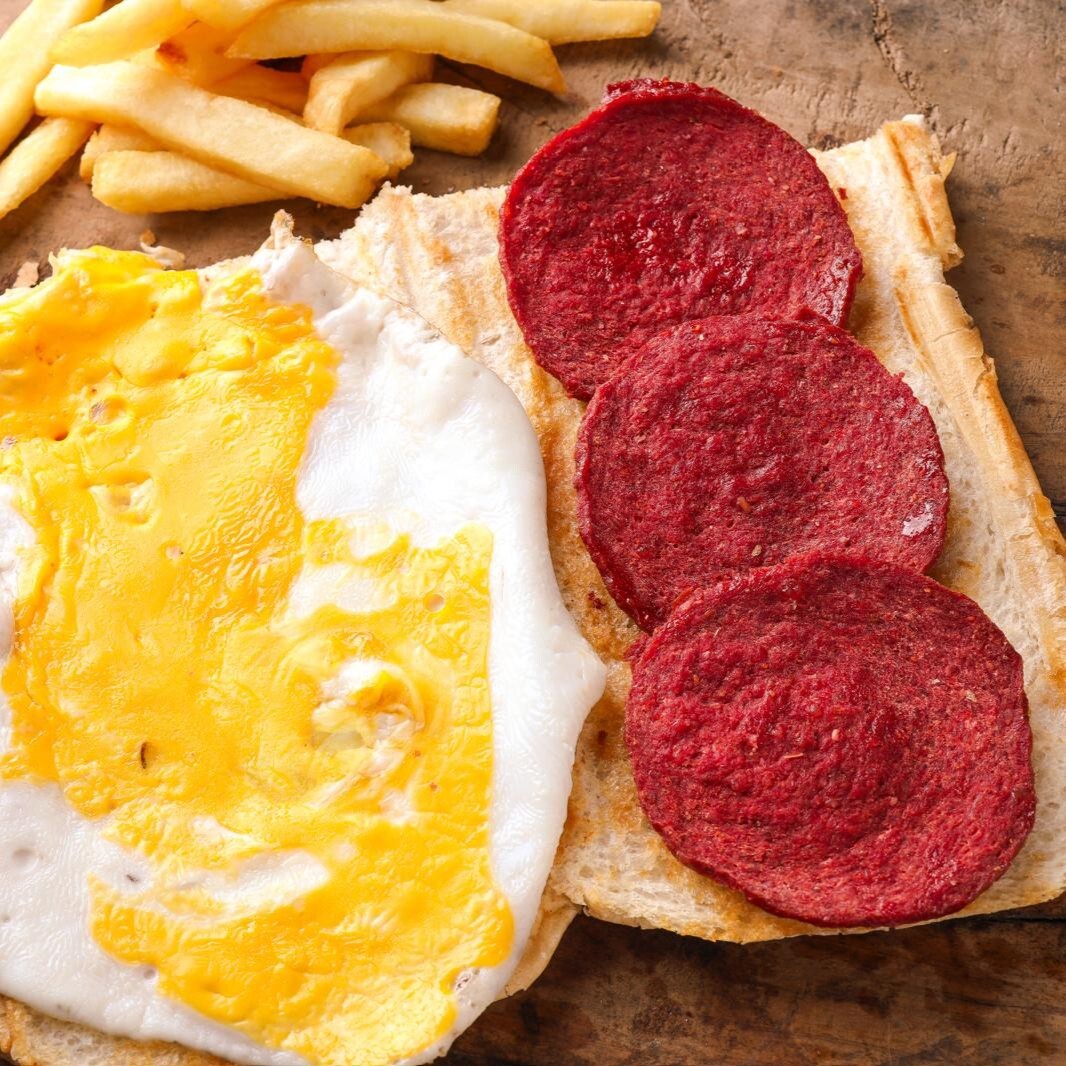 Yarım Ekmeğe Yumurtalı Sucuklu Tost