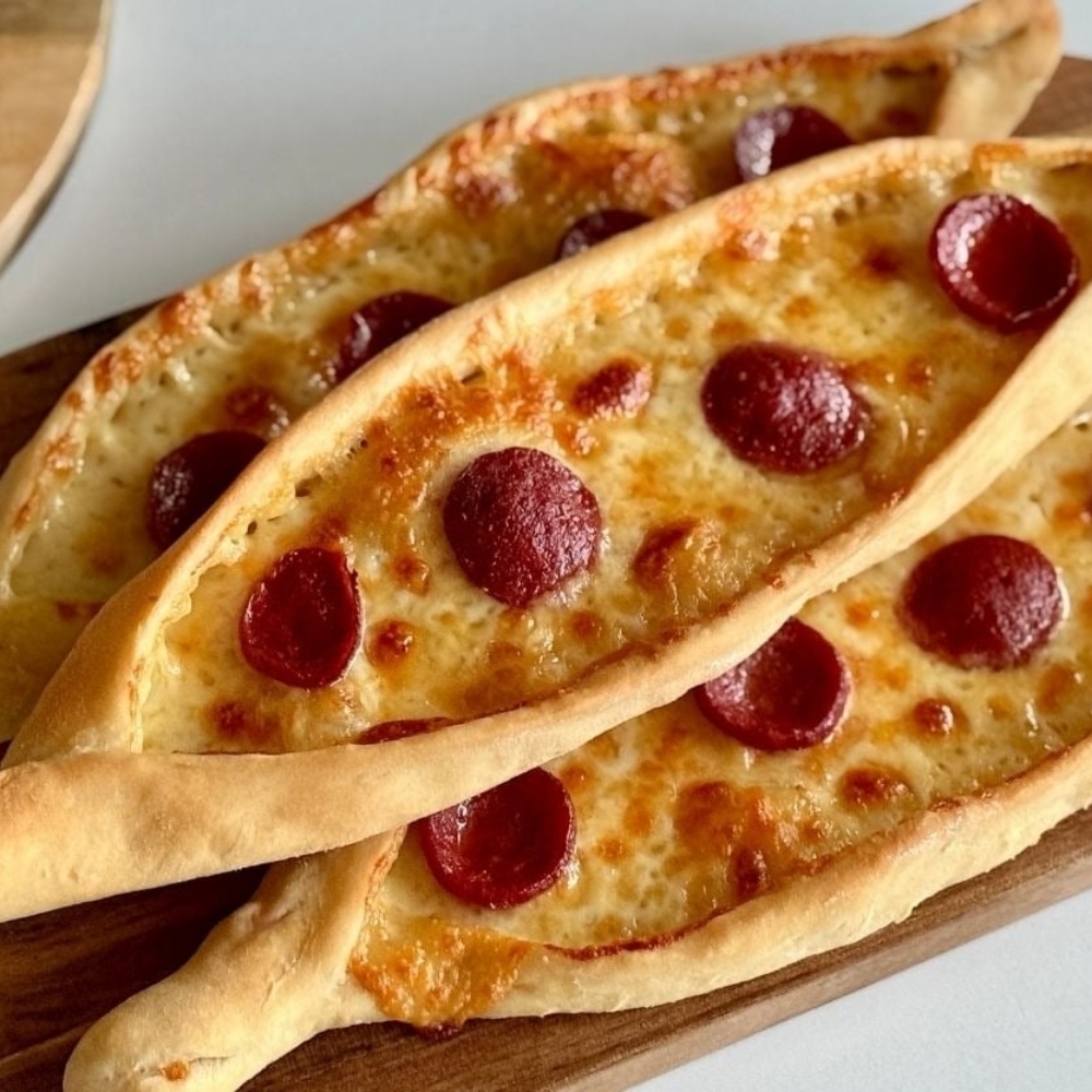 Kaşarlı Sucuklu Pide