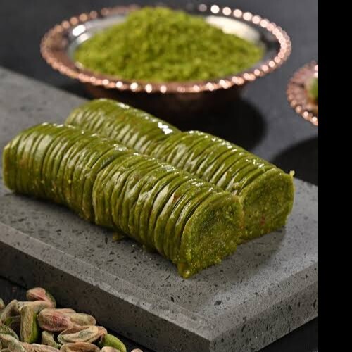 Fıstıklı Sarma Baklava (1 kg) + 2,5 Litre Sarıyer kola