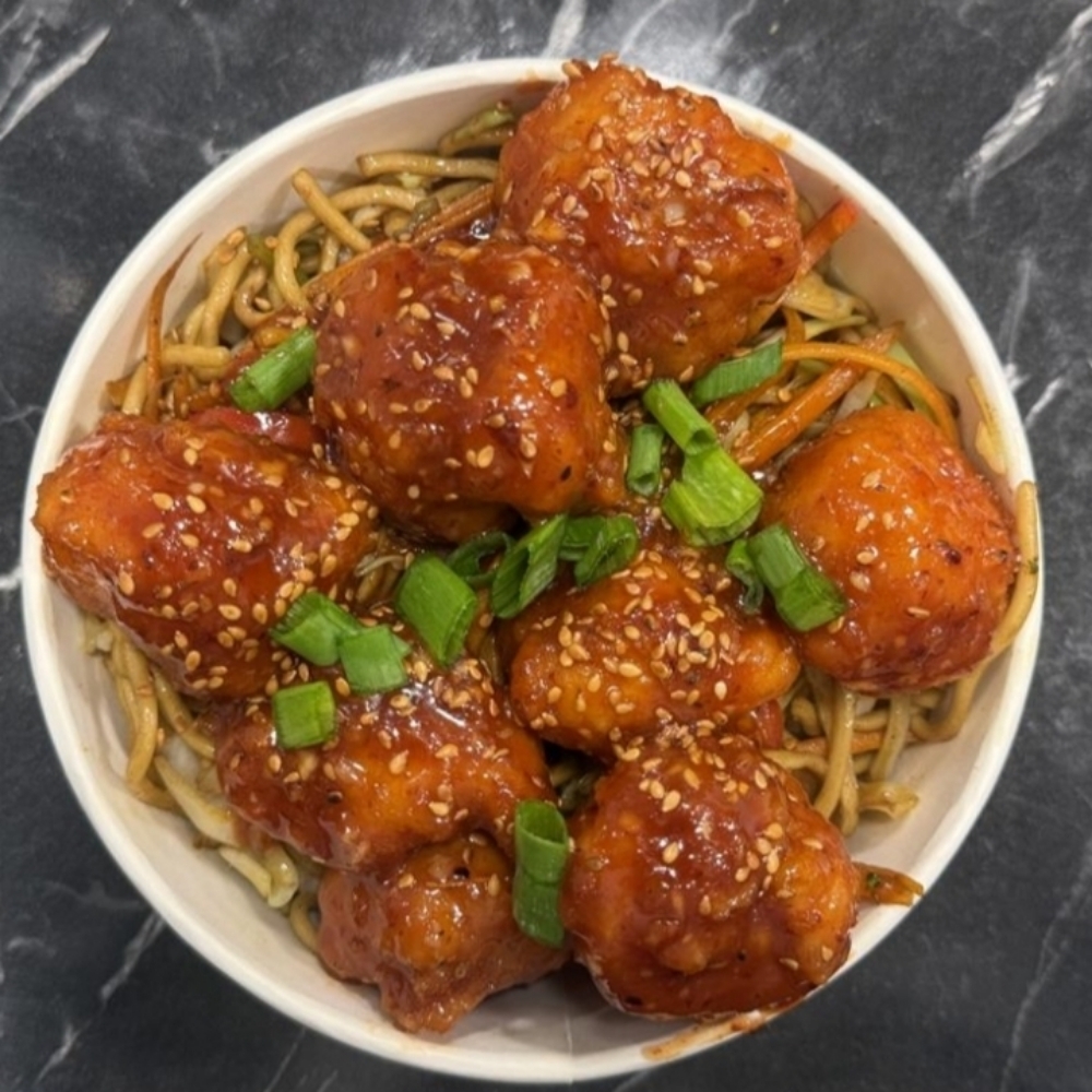 Noodle Üstü General Tso Tavuk + 1 kutu cola