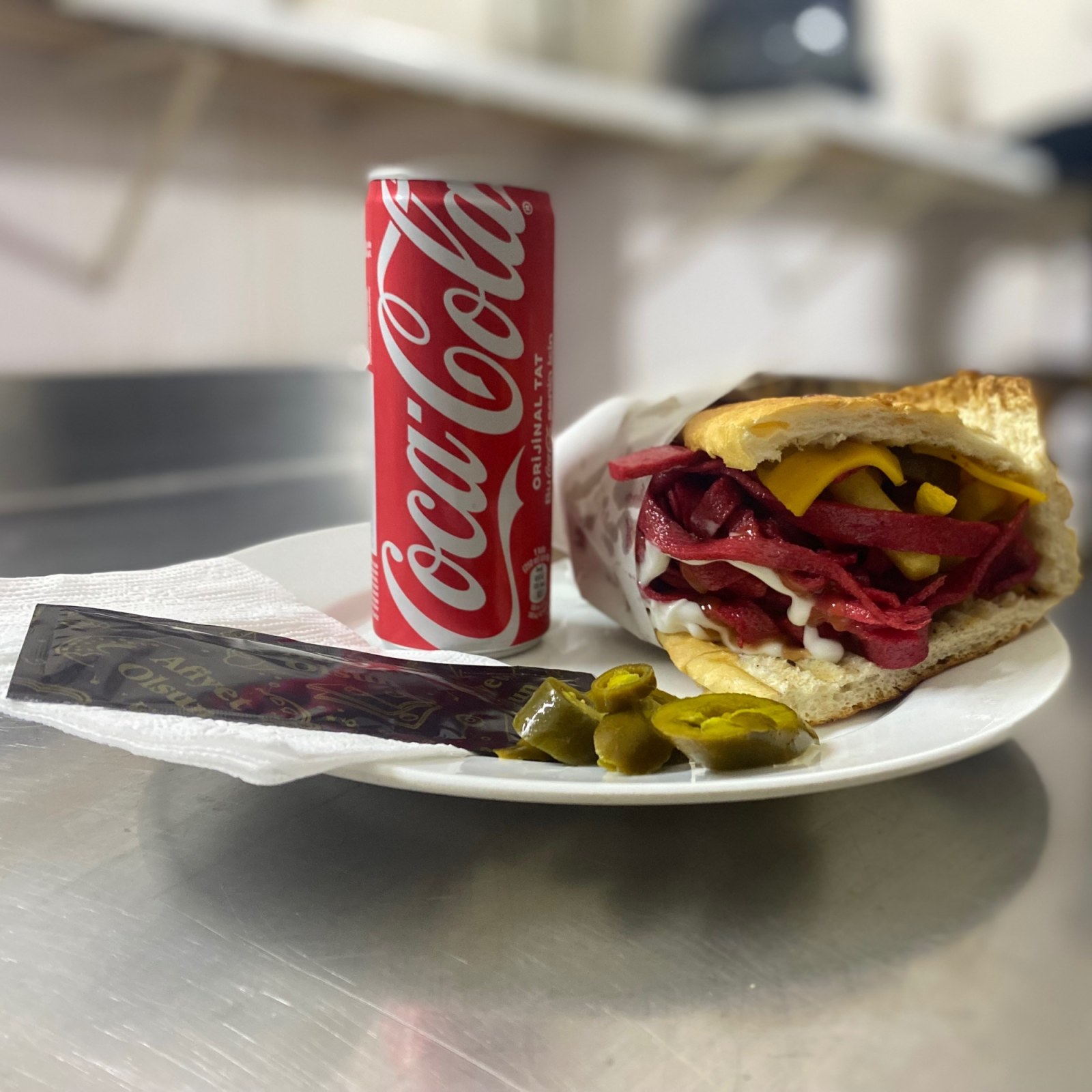 Ferroo Special Yarım Ekmek Arası Salçalı Patso & Coca Cola (250 ml)