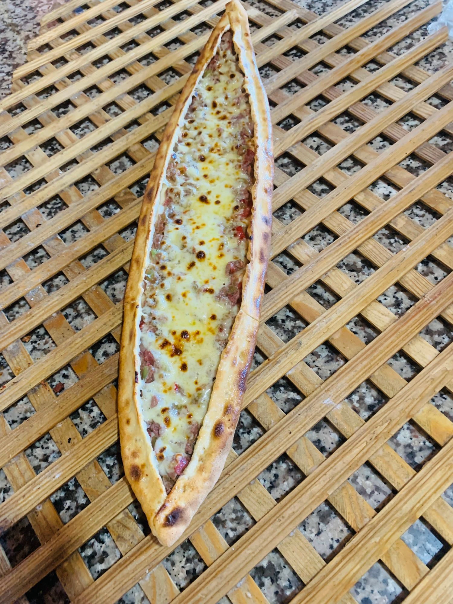 Kuşbaşılı Kaşarlı Pide