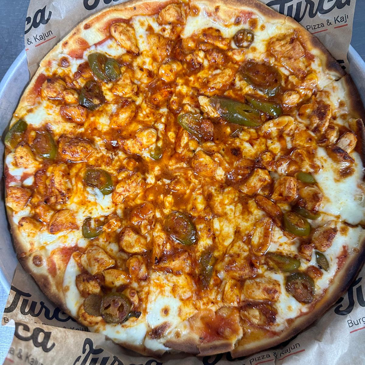 Acılı Tavuklu Pizza
