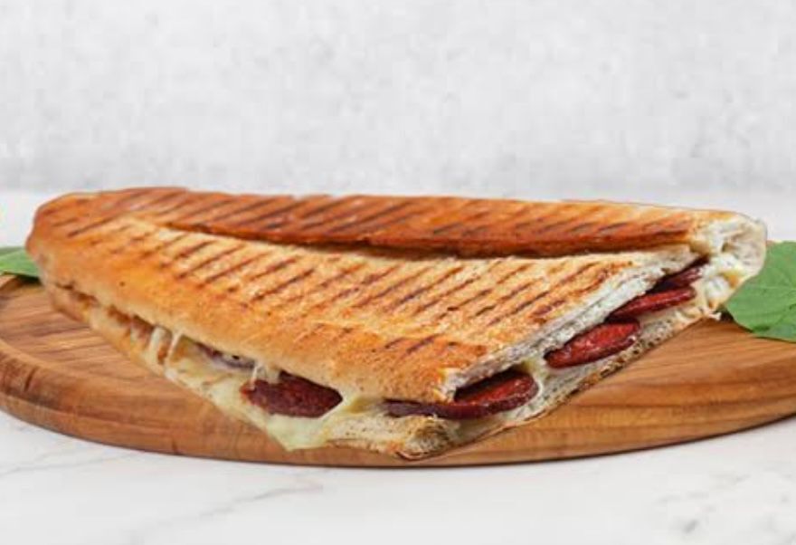 Yarım Ekmek Sucuklu Kaşarlı Tost