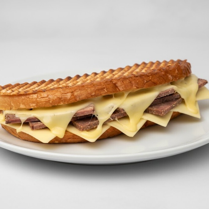 Tava Ekmeğinde Kavurmalı Tost
