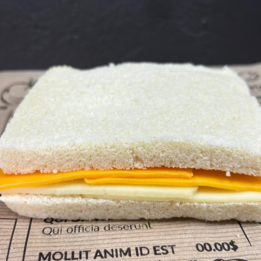 Kenarsız Ekmeğe 3 Peynirli Tost