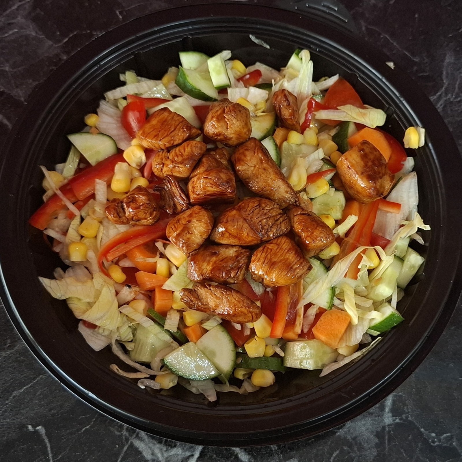 Soya Sosuyla Tavada Kızartılmış Tavuklu Salata