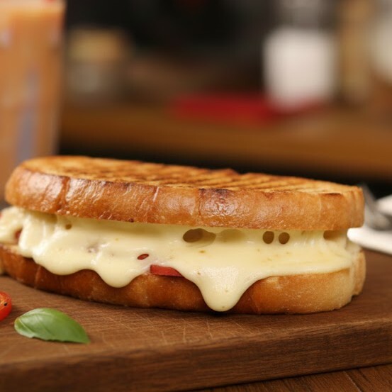 Ayvalık Ekmeğine Kaşarlı Tost