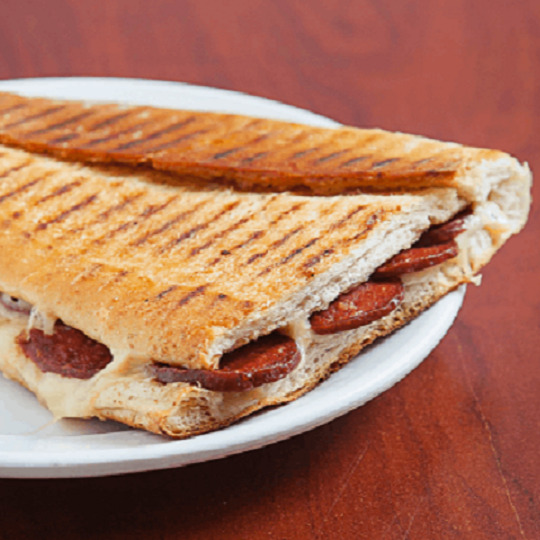 3/4 Ekmek Arası Sucuklu Tost