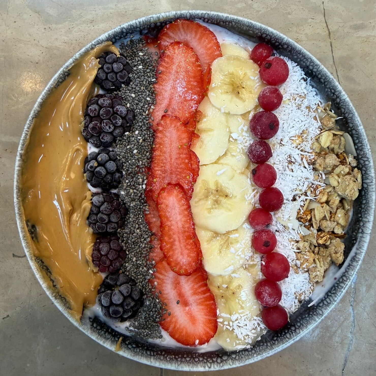 Acai Tozuyla Hazırlanmış Orman Meyveli Tatlı