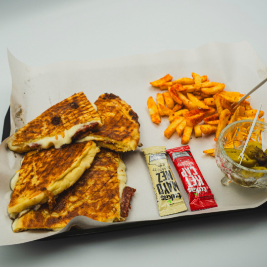 Bazlama Sucuklu Tost