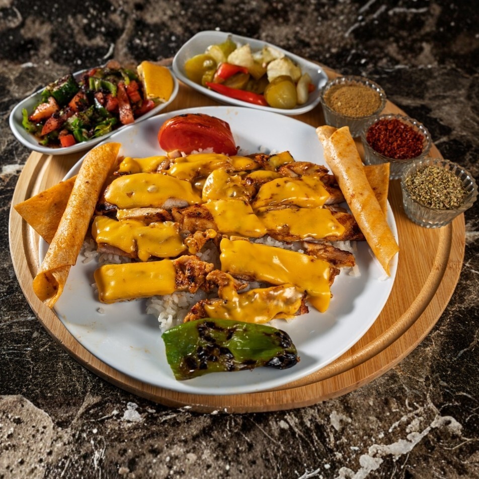 Pilav Üstü Cheddarlı Tavuk