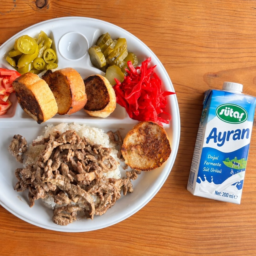 BASMATİ PİLAV ÜSTÜ BİFTEK KAVURMA