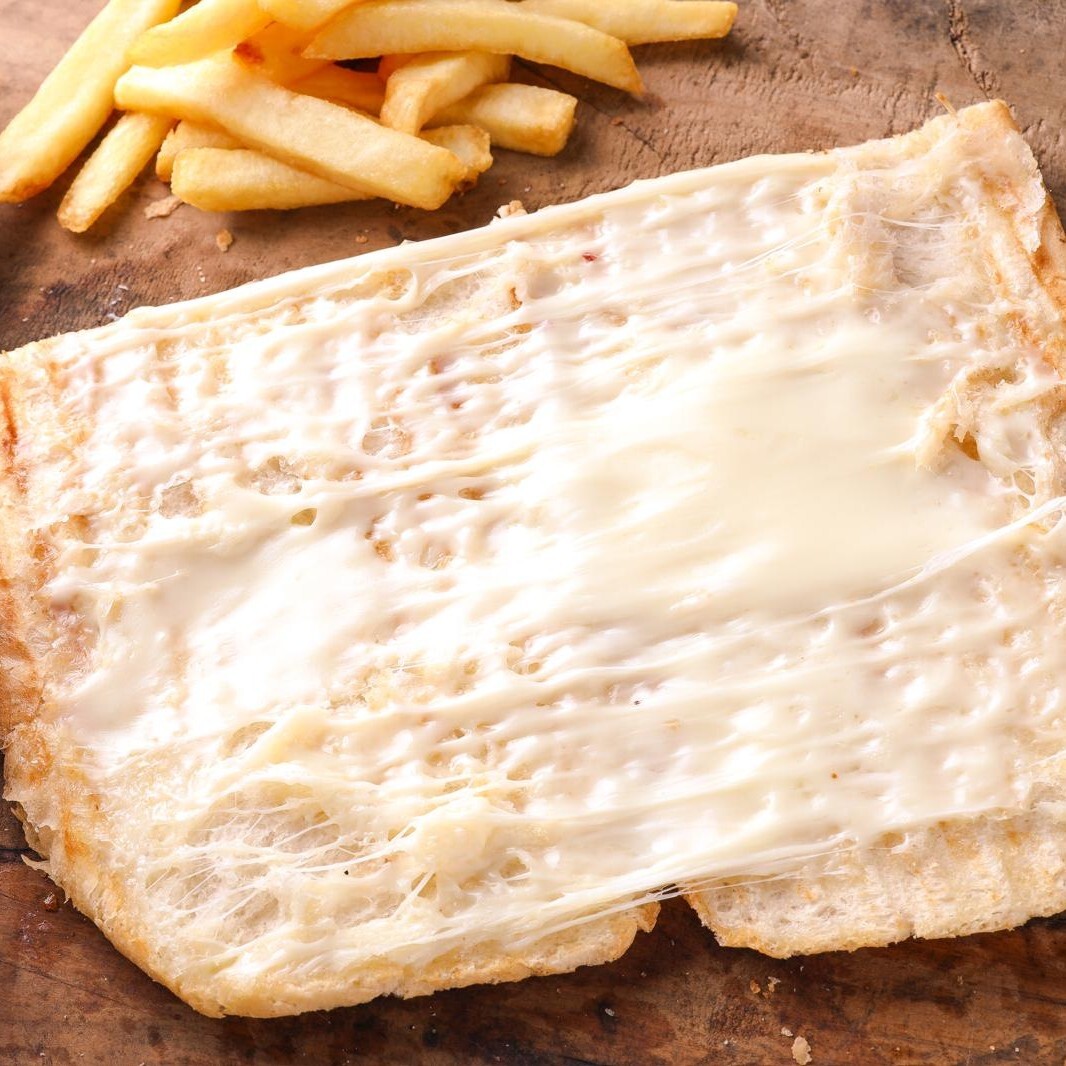 Yarım Ekmeğe Kaşarlı Tost